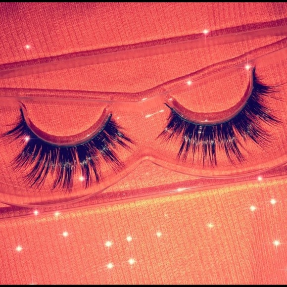 Lashes - Picture 2 of 3